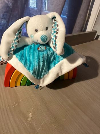 Doudou lapin bleu et blanc à pois nicotoy