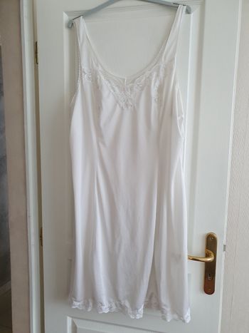 Fond de robe blanc avec dentelles taille 58