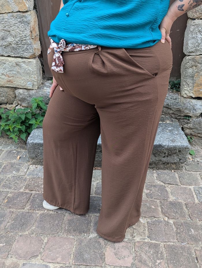Pantalon fluide Gênes chocolat, jambes larges
Taille unique Curvy - photo numéro 4