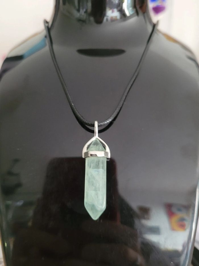 Collier et pierre naturelle de fluorite. Guérison.