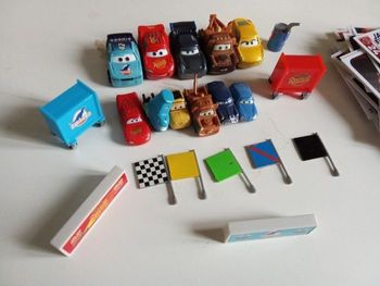 Lot de 11   petits véhicules en metal, cartes cars de Disney, jeu, jouets enfant, garçon , collection Pixar,   flash mac queen