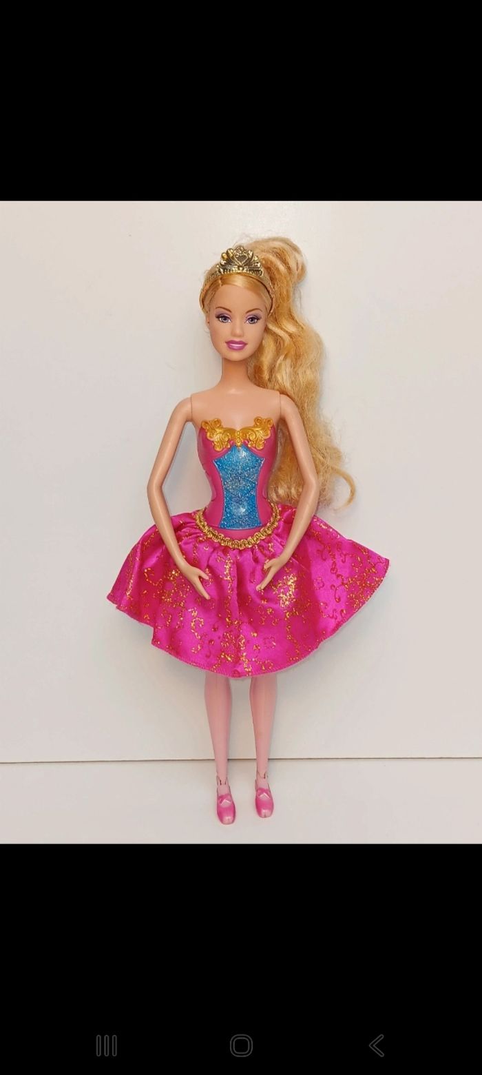 Poupée mattel barbie ballerine féerique Twinkle Toes 
Poupée et ensemble compris