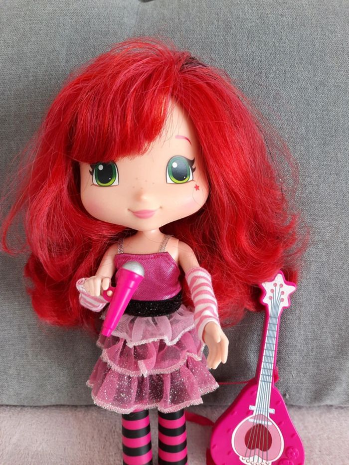 Poupée Charlotte aux Fraises qui chante et qui parle 28 cm - photo numéro 3