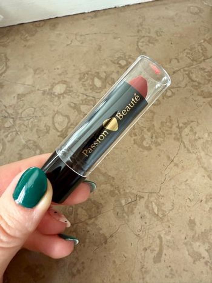 Lot maquillage neuf - idéal cadeau de Noël - photo numéro 2