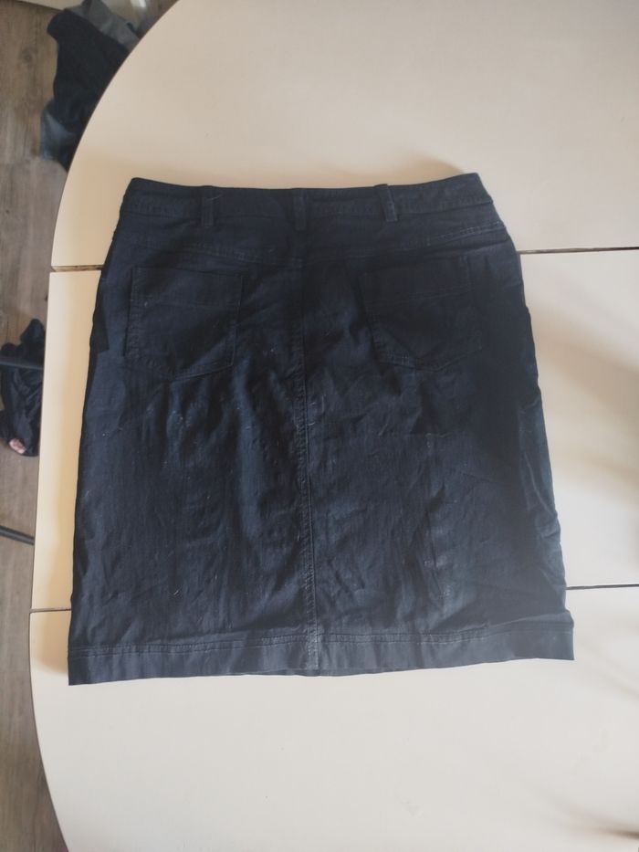 Jupe droite noire en jean stretch – Taille 42 – Détails rivets argentés
- photo numéro 2