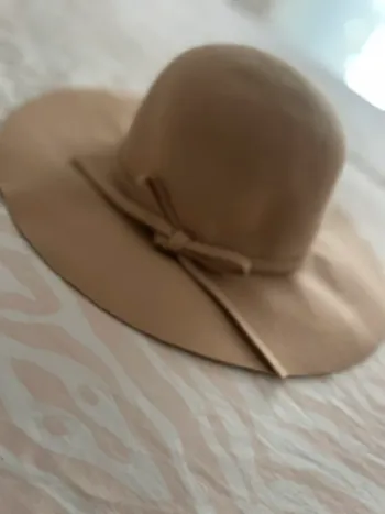 Chapeau beige en feutre – élégant et féminin 🎀
