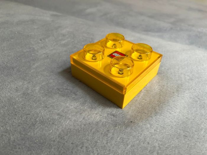Lampe murale ou à poser jaune Marque Lego en forme de brique 2X2 en 3D - photo numéro 4