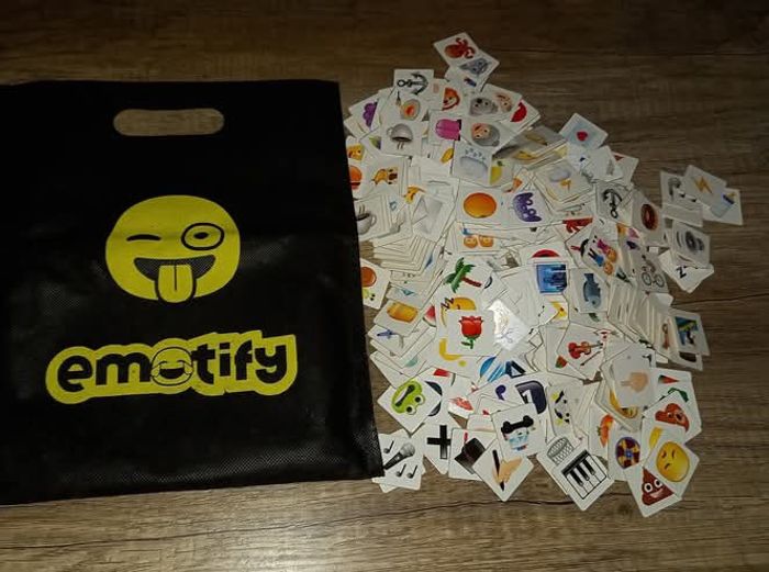 Émotify Le jeu des emoticones comme  neuf 
Diset À partir de 10 ans 
Il a juste était ouvert et utilisé 1 fois - photo numéro 6