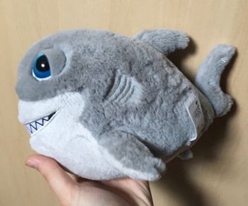 Requin en peluche