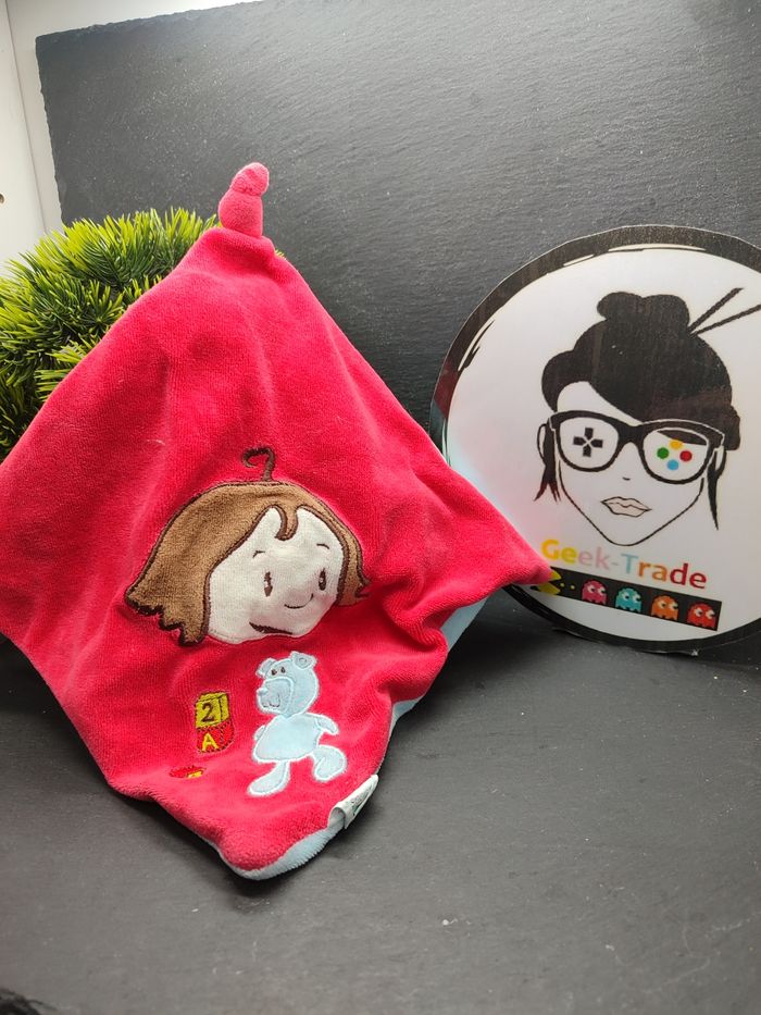 doudou plat rouge bleu société générale garcon enfant ours cubes junior