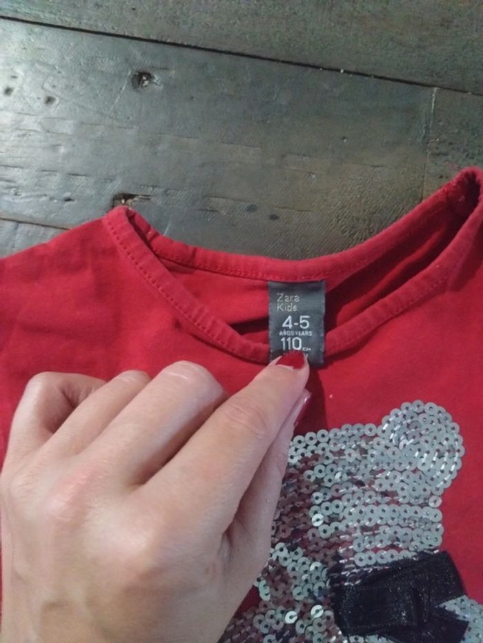 T shir Zara rouge et paillettes 4 5 ans - photo numéro 2