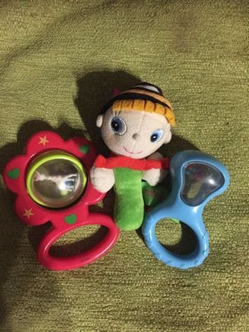 Lot 2 hochets, 1 peluche