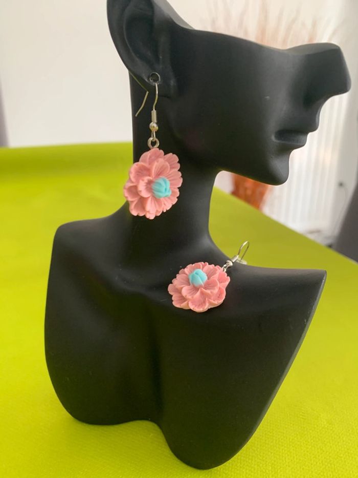 Boucles d’oreilles fleur rose en résine