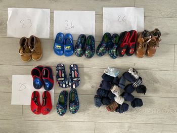 Lot de 10 x chaussures et 20 x chaussettes garçon (pointures 23 au 26)