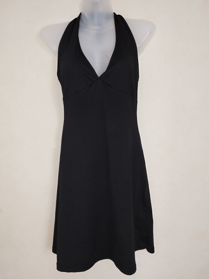Robe noire dos nu - photo numéro 3