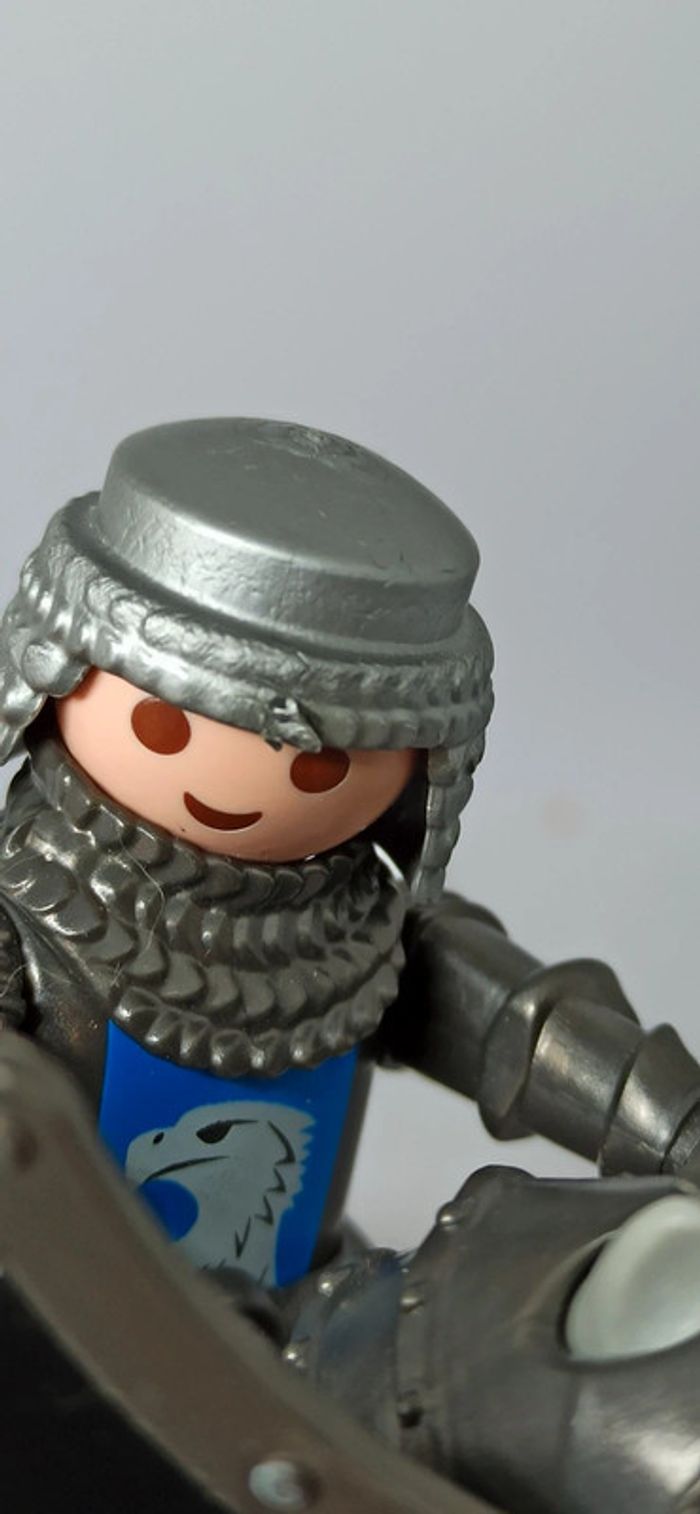 Homme chevalier motif aigle faucon sur cheval gris playmobil - photo numéro 7