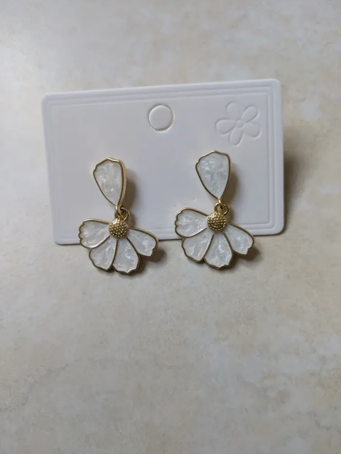 Boucle d'oreilles nacre fleurs neuves - photo numéro 2