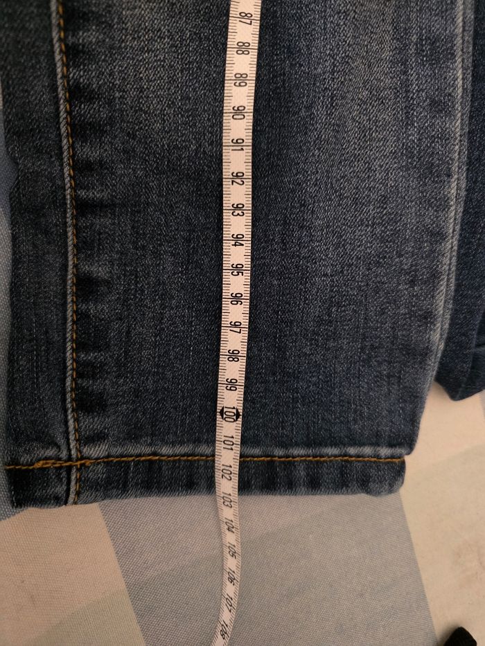 Jean ,bleu , légèrement décolorés par endroit et déchiré ,en excellent état, en coton/polyester/elasthanne, longueur 103cm, largeur de taille 36cm, largeur de cuisse 27cm, hauteur de taille 31cm, marque Tissaïa = 5€ - photo numéro 4