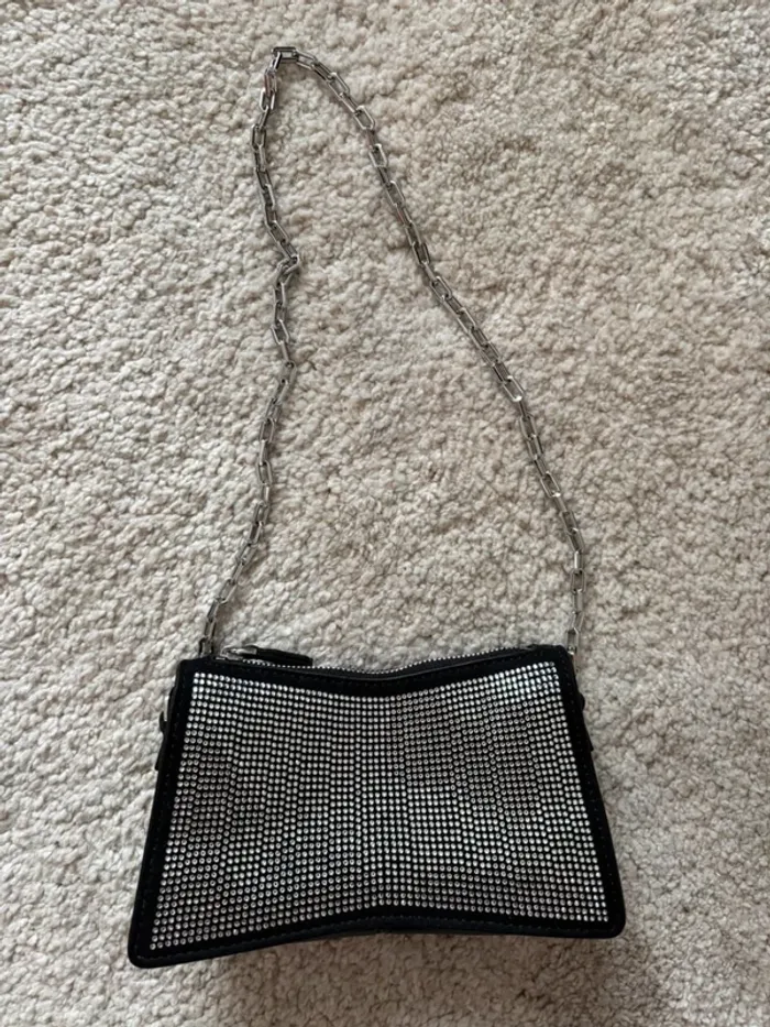 Sac à main noir avec strass Karl Lagerfeld porté épaule