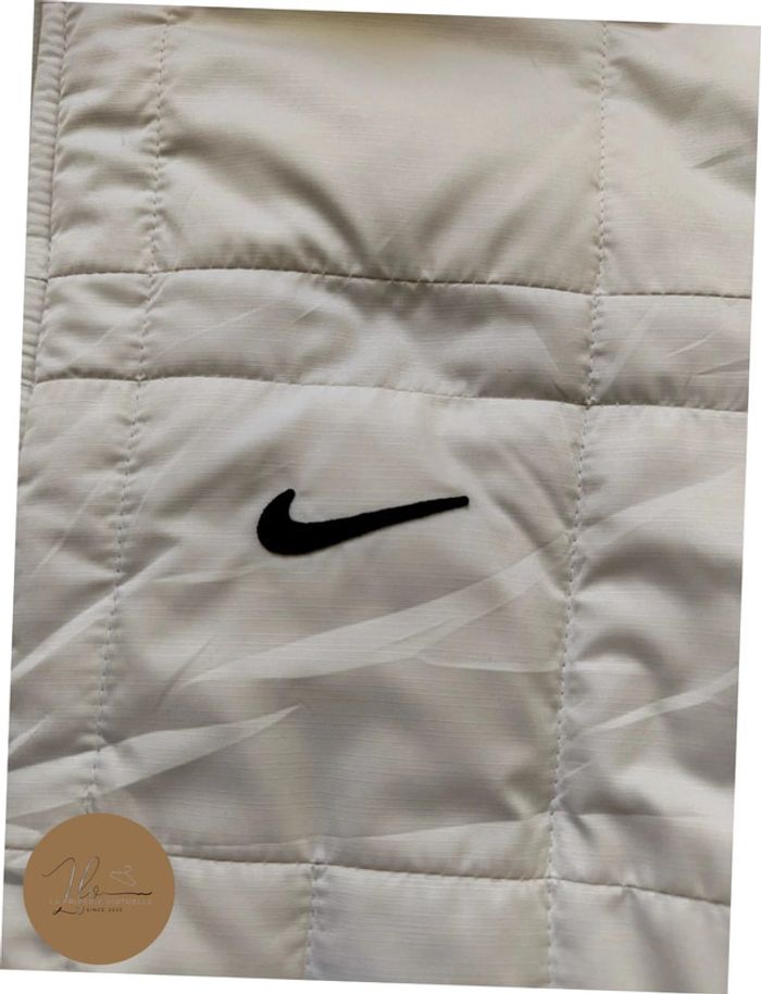 Doudoune Nike Blanche avec Logo Noir - photo numéro 4