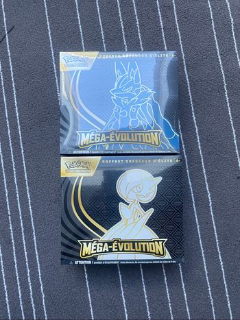 Lot de 2 Etb Pokemon mega evolution donc 1 avec trou et l’autre non