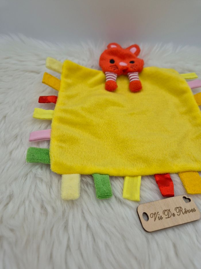 Doudou plat Carré Lapin Rouge Jaune Éditions Tourbillon - photo numéro 2