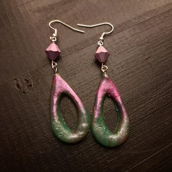 Boucles d'oreilles pendante pâte polymere vert et rose