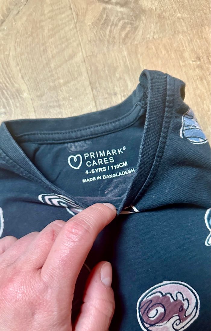 💜Teeshirt noir motif planète primark taille 4/5 ans 💜 - photo numéro 2