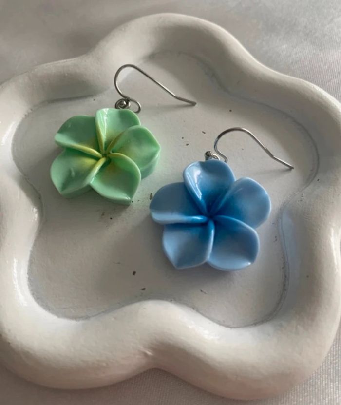 Boucles d’oreilles dépareillées fleur d’hibiscus verte et bleue - photo numéro 2