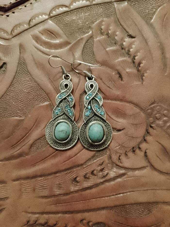 boucles d'oreilles en turquoises et strass Bleus sur métal argenté. - photo numéro 1