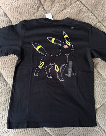 T-Shirt Noctali Pokémon x Uniqlo – L’Édition Sombre & Stylée Qui Fait Sensation
