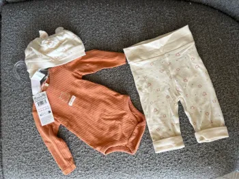 ensemble neuf avec étiquette