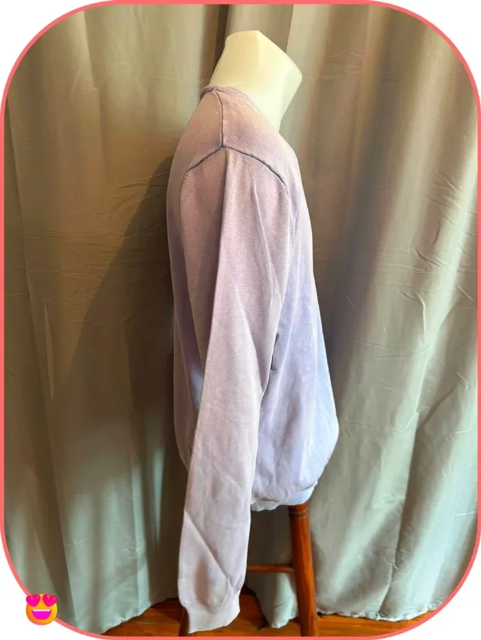 Titre de l'annonce : Pull fin Burton of London - Coton lilas - Col en V - Taille L - photo numéro 2
