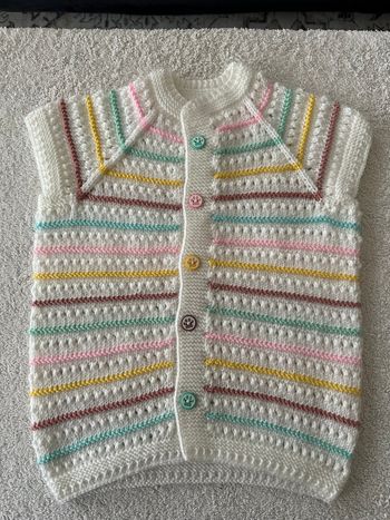 Gilet blanc rayé pastel bébé tricoté main