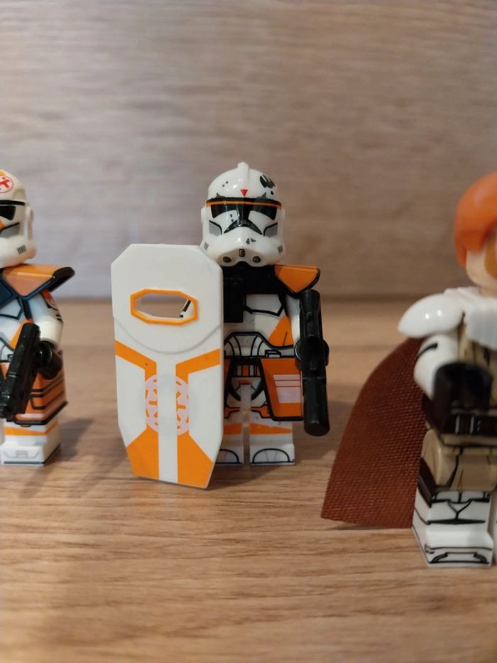 Figurines type lego Jedi Obiwan et 4 clones troopers de la 212ème star wars - photo numéro 3