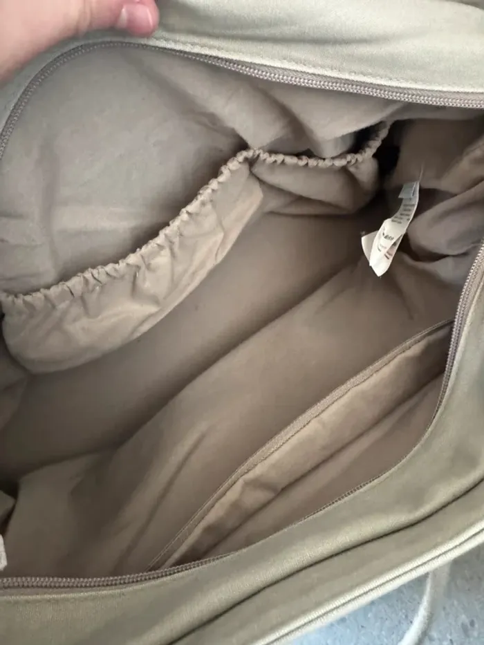 Sac à langer beige Jacadi, bon état mais petites marques d'usures dans les coins 37x26cm - photo numéro 5