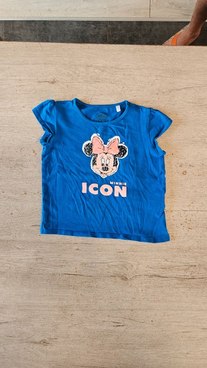 T shirt bleu électrique à manches courtes, Disney, Minnie en sequins, taille 116/ 6ans - photo numéro 2