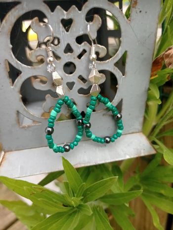 Boucles d'oreilles hématite et perles de rocailles