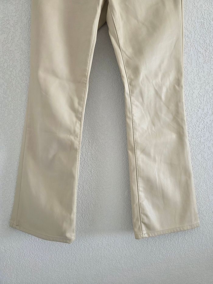 Joli pantalon crop beige simili cuir zara taille 34 - photo numéro 2