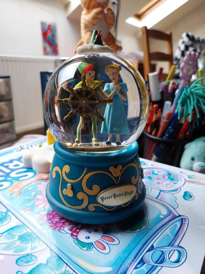 Snowglobe disney disneyland Paris peter pan musical
