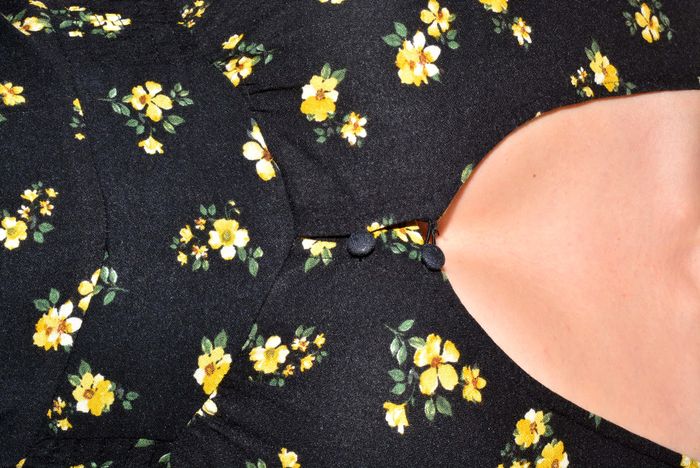 robe d'été courte taille S noire motif floral jaune manches courtes col rond - photo numéro 7