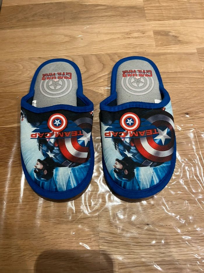 Chaussons neufs taille 30 Captain america Marvel