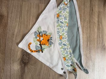 Lot bavoirs triangles