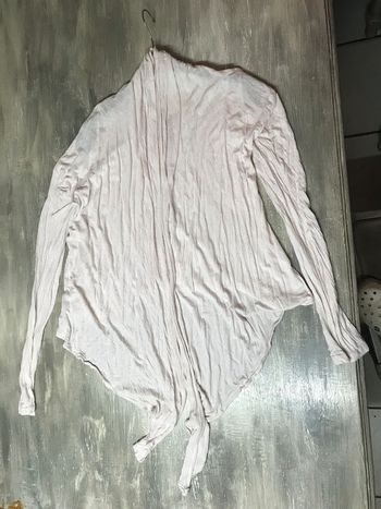 Gilet longues manches rose pâle.
