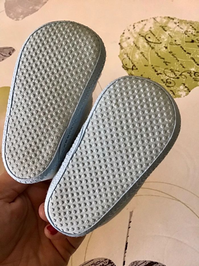 Petites chaussures chaussons taille 16/17 bleu ciel - photo numéro 3