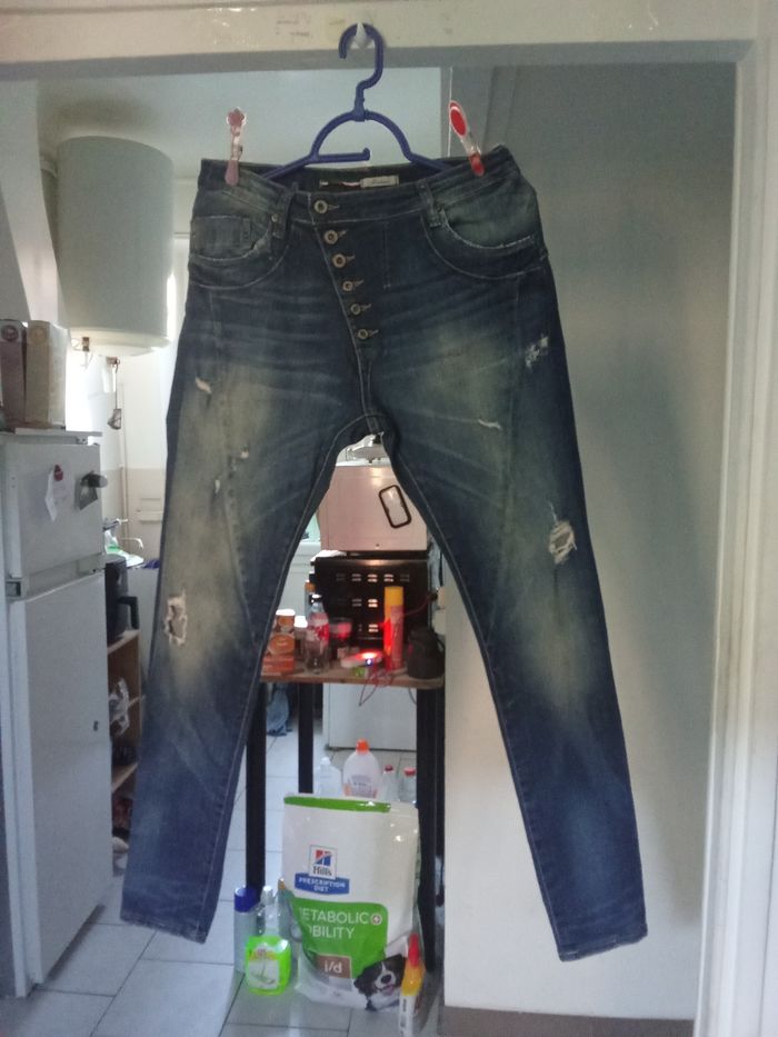 Jean please taille M. Très jolie très confortable très jolie très confortable