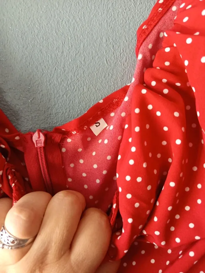 Robe rouge a pois blanc - photo numéro 5