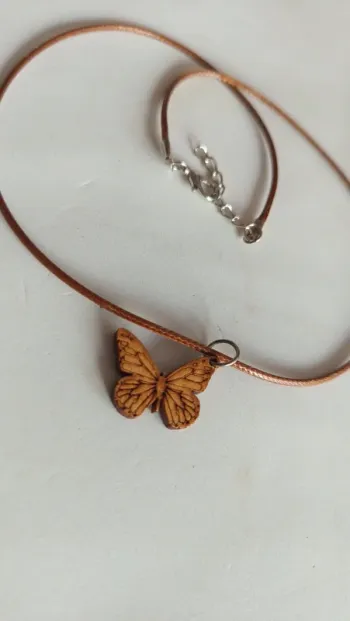 Collier petit papillon 🔸 en bois