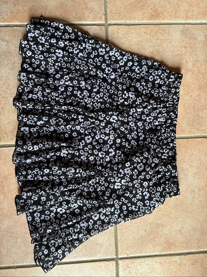 Jupe courte noir blanc fleur Asimu Taille 38