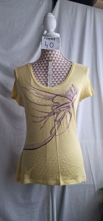Tee-shirt, jaune, a motif violet, en très très bon état, en coton &elasthanne, longueur 59cm